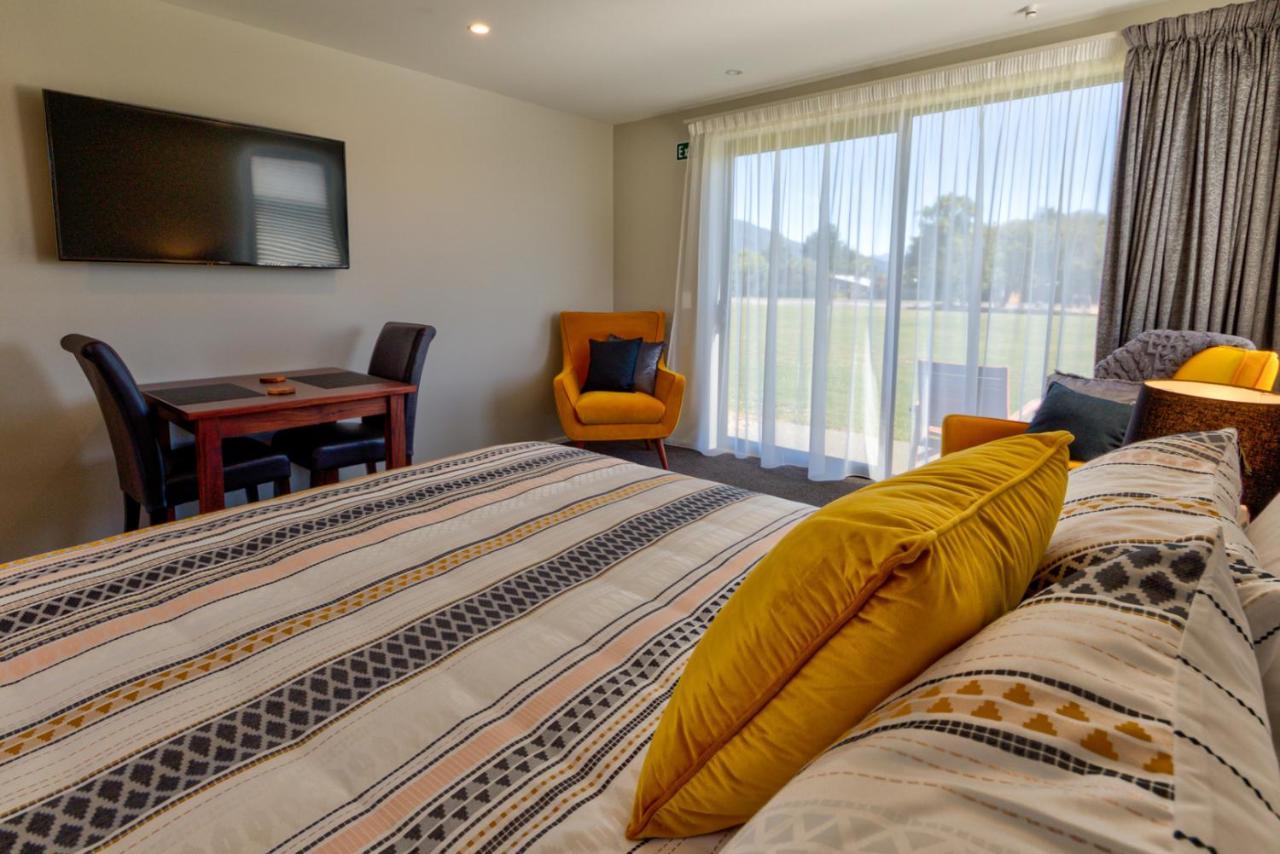 Annies On Milford Motel Te Anau Bagian luar foto