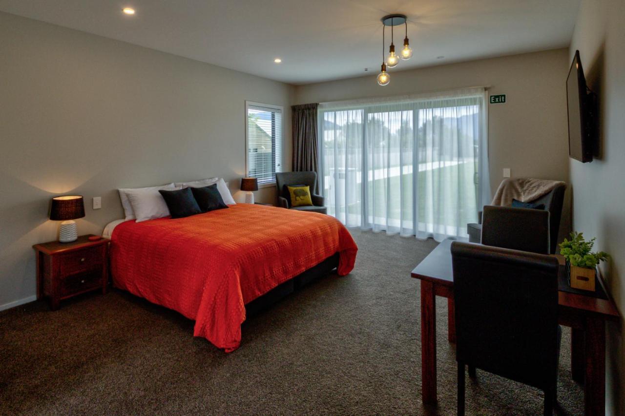 Annies On Milford Motel Te Anau Bagian luar foto